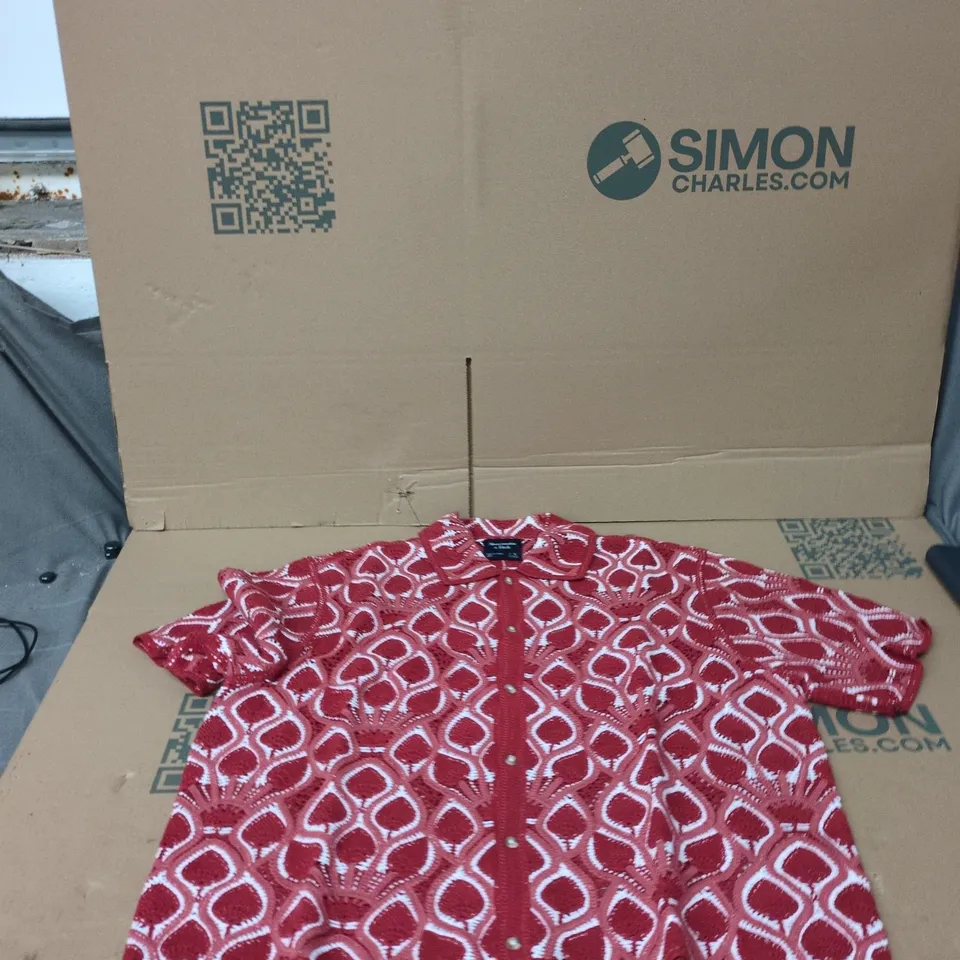 ABERCROMBIE & FITCH RED PATTERNED SHORT-SLEEVE CARDIGAN – XL (WOMEN)