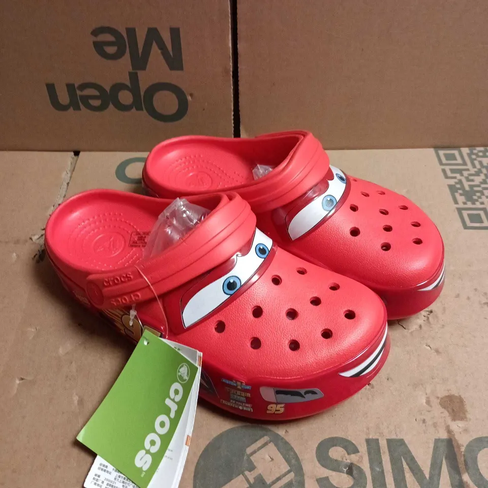 PAIR OF CHILDRENS LIGHTNING MCQUEEN CROCS - 4/6