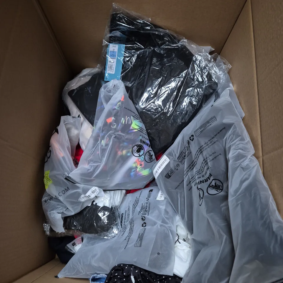 BOX OF APPROXIMATELY 30 ASSORTED KIDS CLOTHING ITEMS TO INCUDE - COAT, EARMUFFS, HAT, ETC