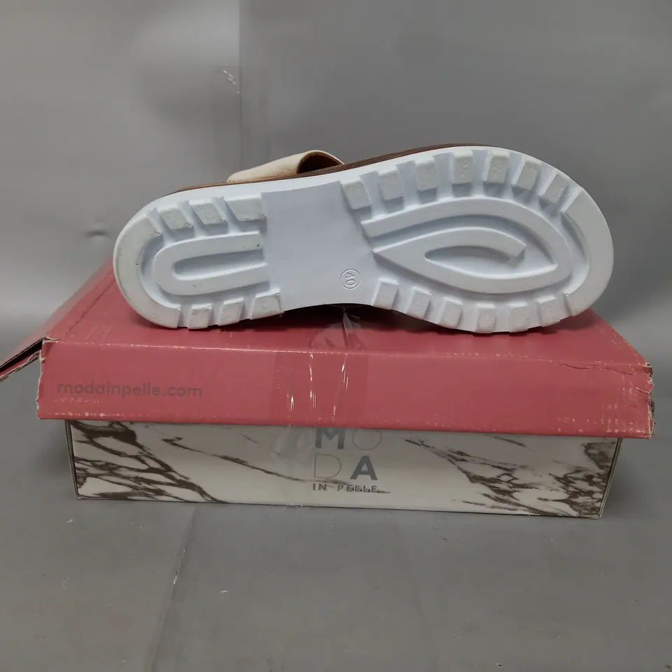 BOXED PAIR OF MODA IN PELLE SANDALS IN WHITE - UK SIZE 7