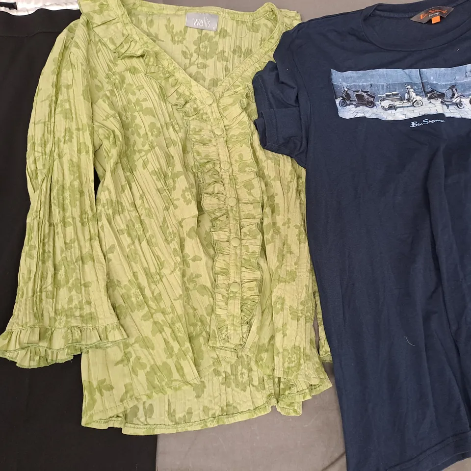 BOX OF APPROXIMATELY 25 ASSORTED CLOTHING ITEMS IN VARIOUS STYLES AND SIZES TO INCLUDE ZARA, WALLIS, BEN SHERMAN, ETC