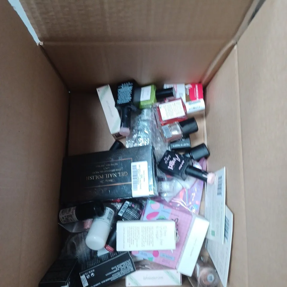 APPROXIMATELY 20 BOTTLES OF NAIL VARNISH TO INCLUDE RIMMEL, BLUESKY AND TWENTY