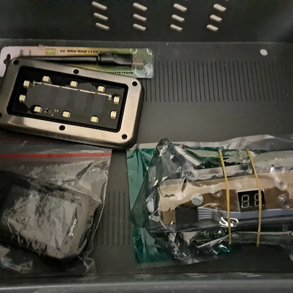 LOT OF APPROXIMATELY 13 ASSORTED TECH ITEMS TO INCLUDE LED WALL LIGHT, BOSCH SENSOR, LINT REMOVER AND LED PEN LIGHT