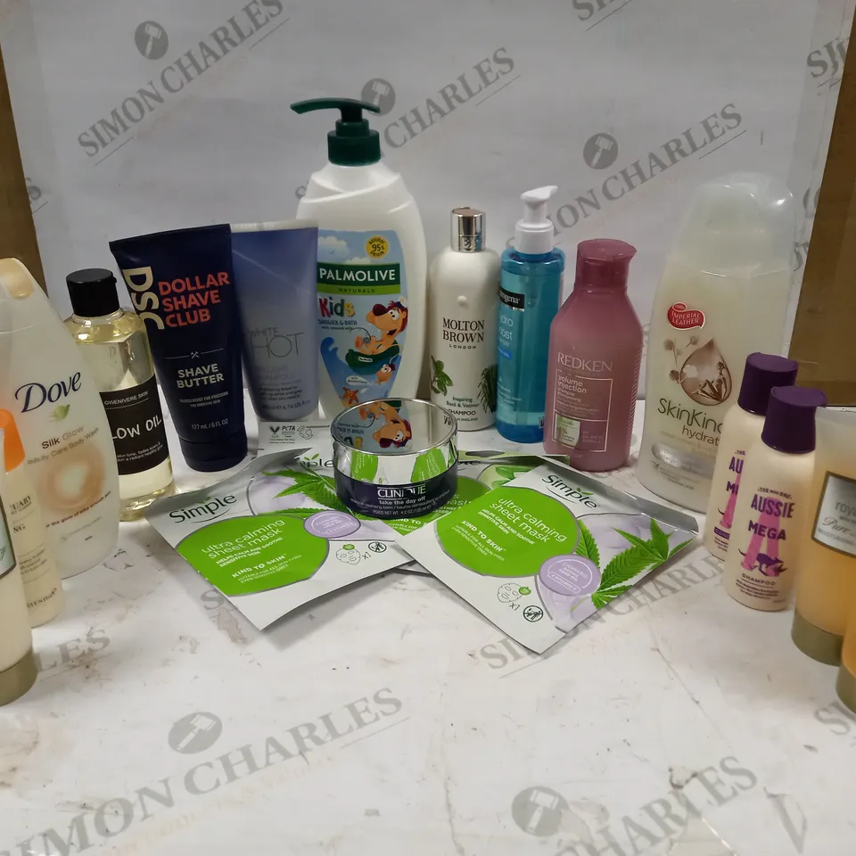 LOT OF APPROXIMATELY 20 COSMETICS ITEMS TO INCLUDE PALMOLIVE LIDS SHOWER & BATH, MOLTON BROWN LONDON SHAMPOO, WHITE HOT BRILLIANT SHAMPOO, ETC