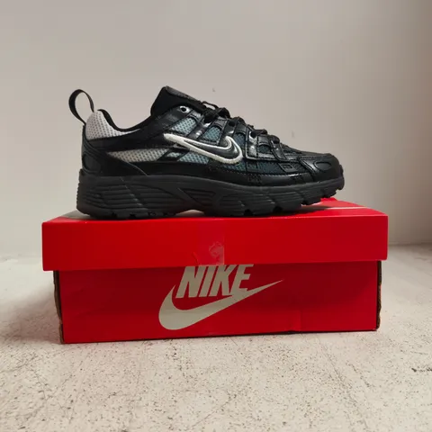 BOXED PAIR OF NIKE P-6000 FADE LACE KID'S TRAINERS IN BLACK/WHITE SIZE UK 12