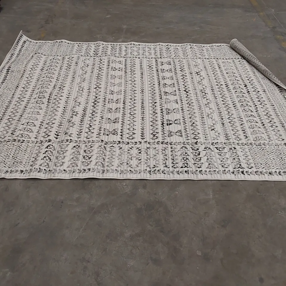AZTEC MACHINE WOVEN AREA RUG IN BLACK/IVORY/GREY - 6'7" X 9'