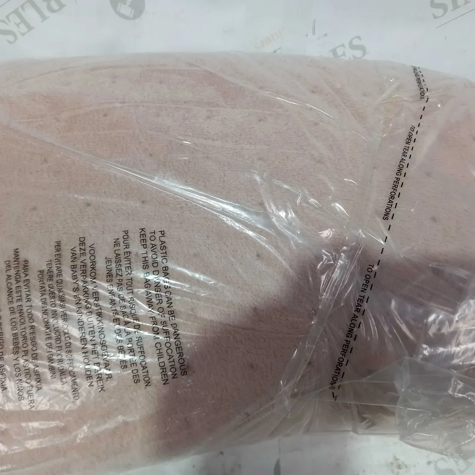 DESIGNER FLEECE THROW IN PALE PINK COLOUR