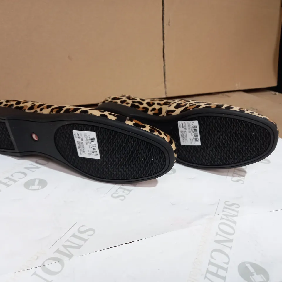 CLARKS DARCEY EASE LEOPARD STYLE LOAFERS SIZE 6