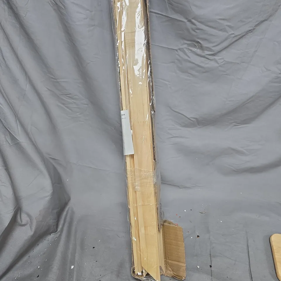 JOB LOT OF APPROXIMATELY 10 ASSORTED ITEMS TO INCLUDE: MUG HOLDER AND WALL PANELING 