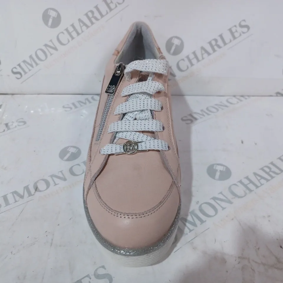 BOXED PAIR OF MODA IN PELLE GENE TRAINERS IN SALMON PINK SIZE 5