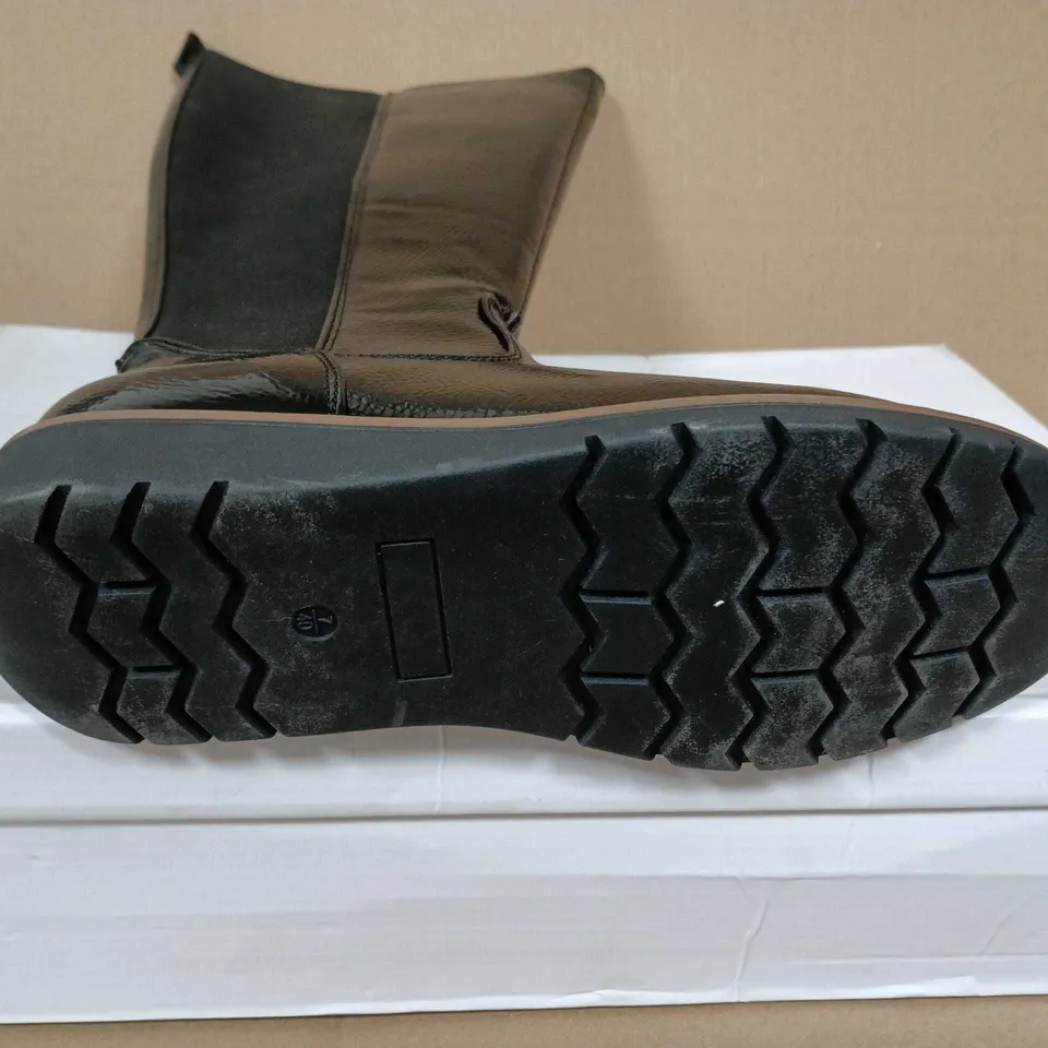 BOXED PAIR OF SHOES BY EMMA BLACK LISA CRINKLE PATENT PU HIGH BOOT - UK SIZE 7