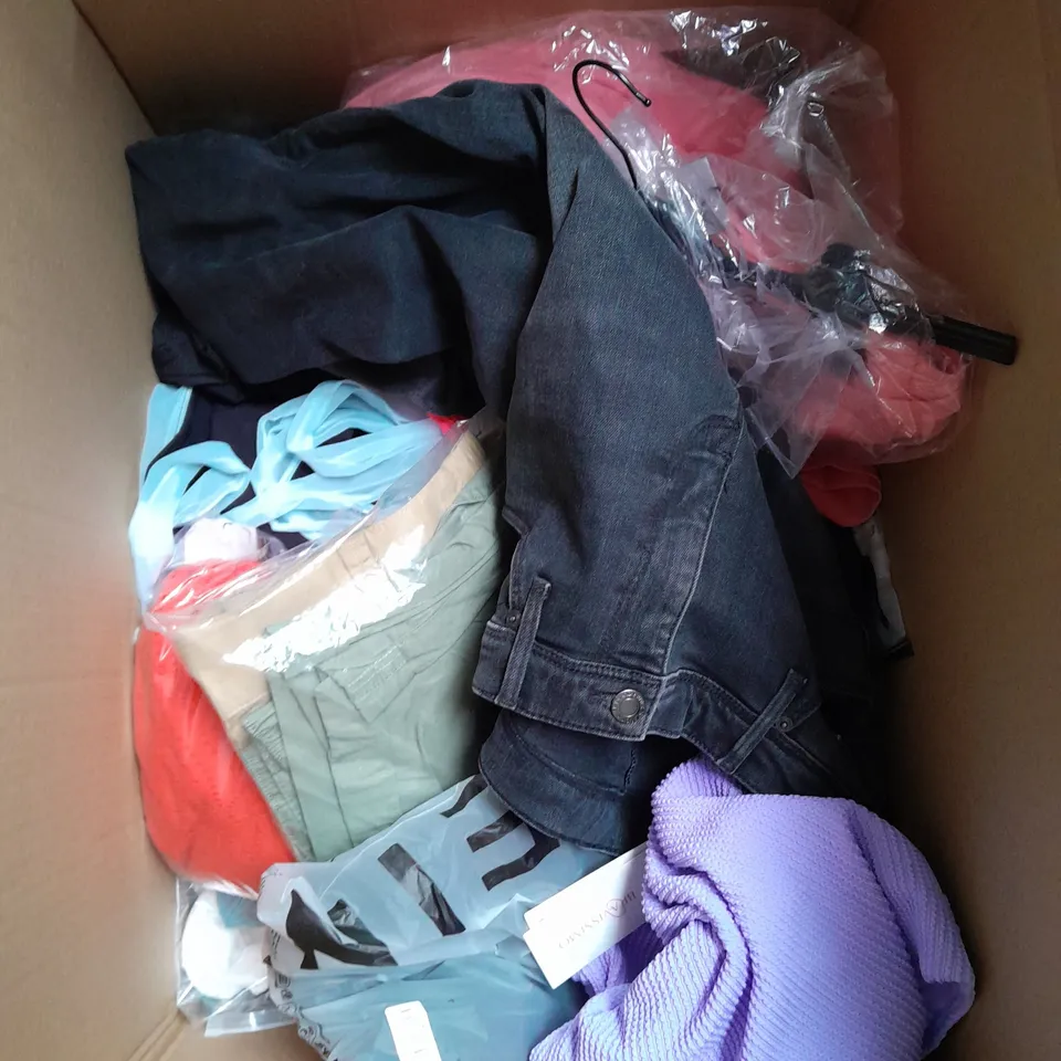 BOX OF APPROXIMATELY 15 ASSORTED CLOTHING ITEMS TO INCLUDE - TROUSERS, DRESS, JEANS ETC