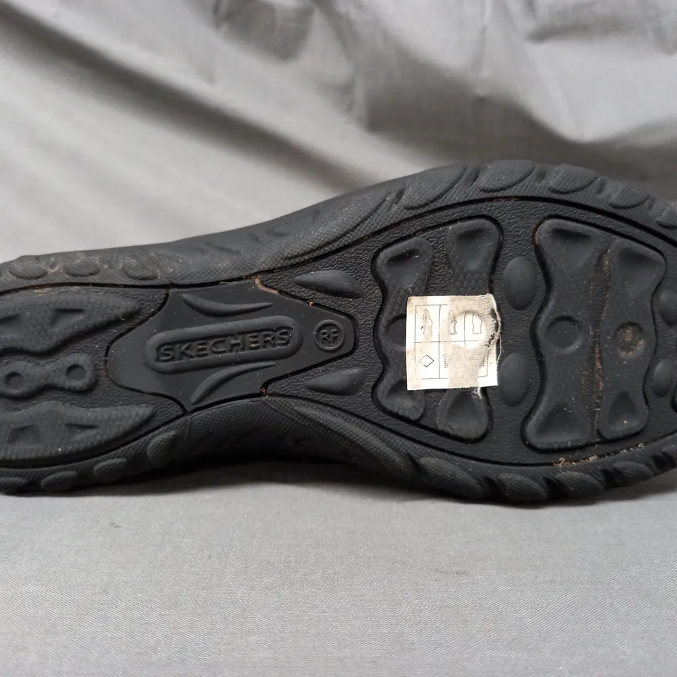 BOXED PAIR OF SKECHERS NEW YORK BOOTS IN BLACK SIZE 5