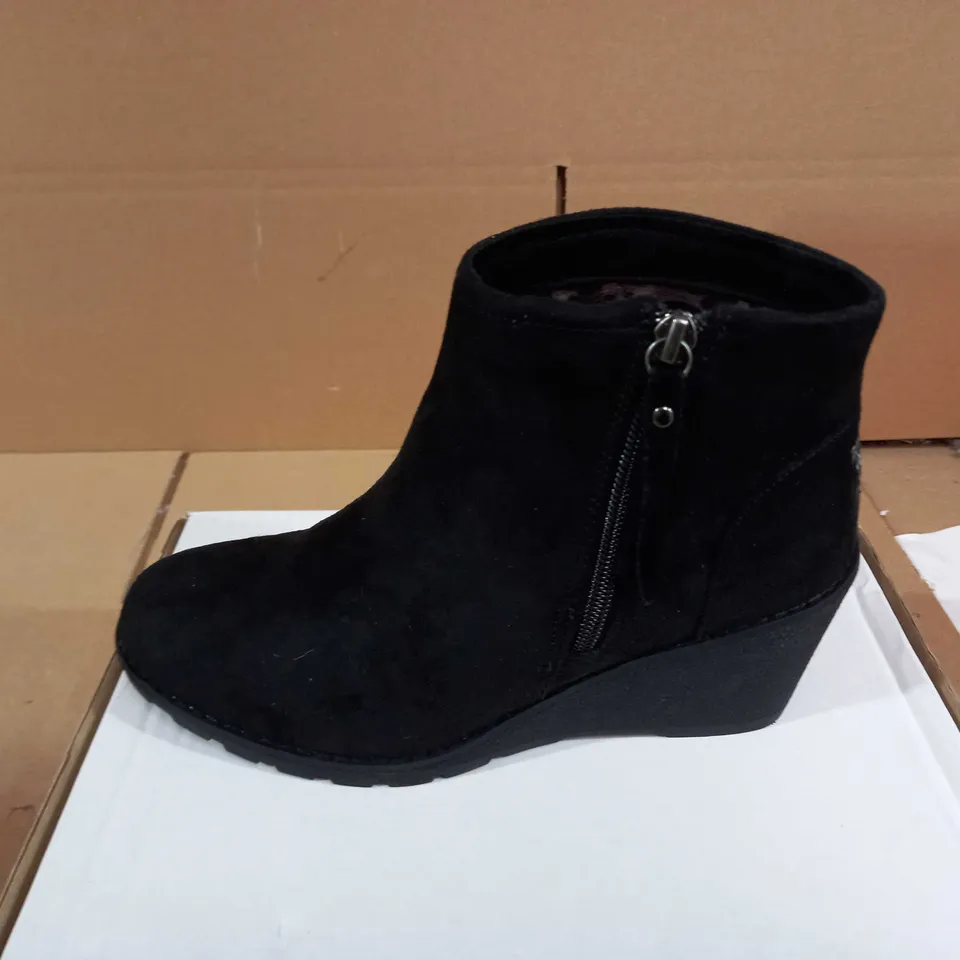 PAIR OF SKECHERS TUMBLE WEED SUN CHASE WEDGE SIDE ZIP SHOE BOOT BLACK - SIZE 4 