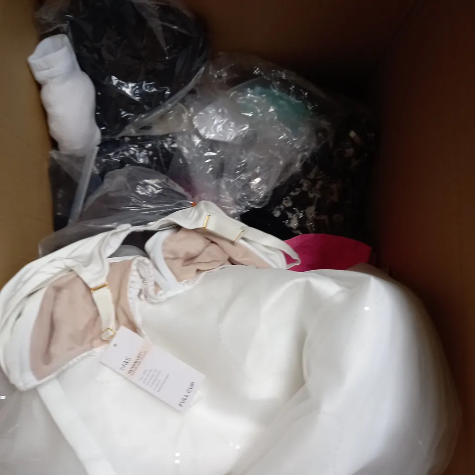 BOX OF APPROXIMATELY 25 ASSORTED CLOTHING ITEMS TO INCLUDE - BAG, JACKETS, DRESS ETC
