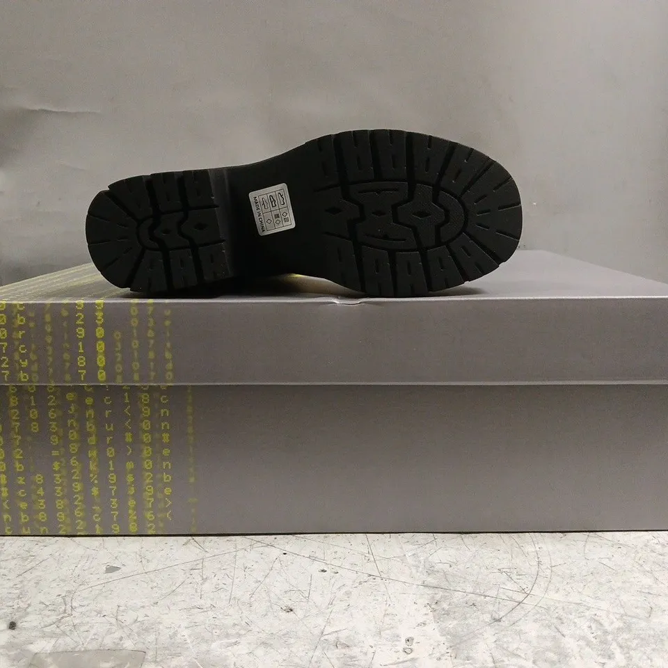 BOXED PAIR OF KOI TEXEL SHEARLING SWITCH BOOTS IN BLACK SIZE UK 3