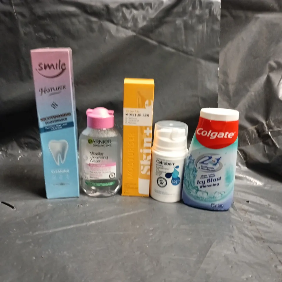 APPROXIMATEY 20 ASSORTED HEALTH AND BEAUTY PRODUCTS TO INCLUDE - GARNIER MICELLAR WATER - COLGATE TOOTHPASTE & MOUTHWASH AND CETRABEN CREAM