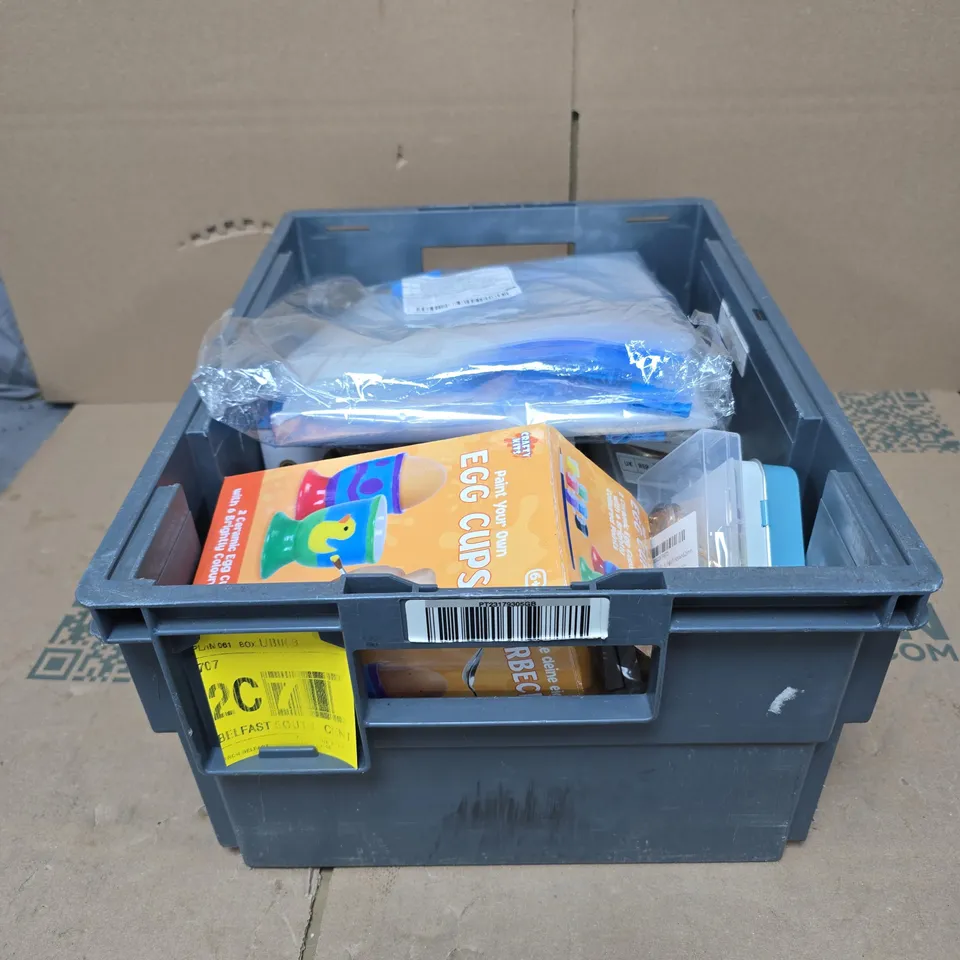 TOTE OF APPROXIMATELY 15 ASSORTED HOUSEHOLD ITEMS TO INCLUDE MATCHA FUEL LATTE MUG, TAPE, EGG CUPS, VACUUM PACK BAGS ETC