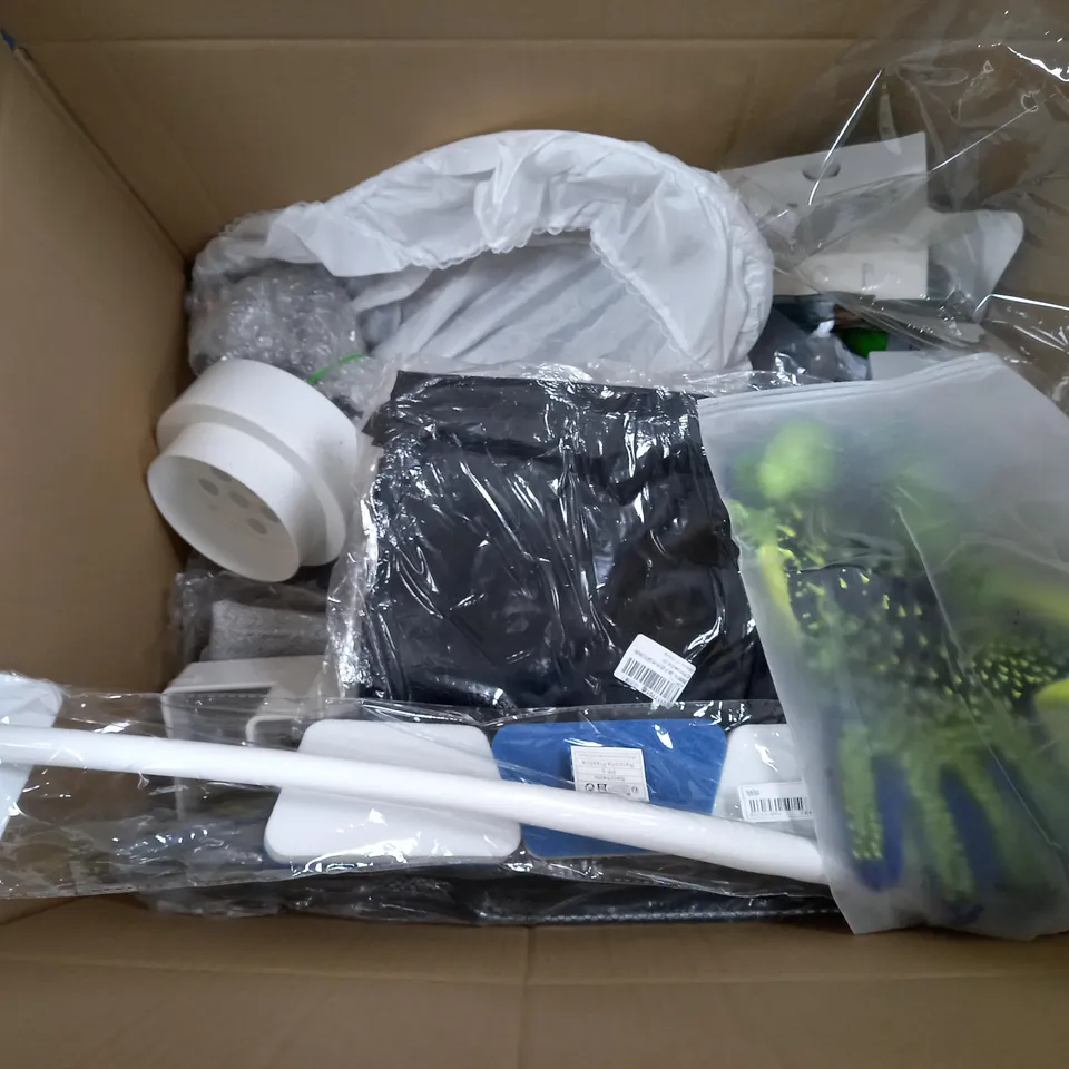 APPROXIMATELY 15 ASSORTED ITEMS TO INCLUDE BATH MAT, RAIDLIGHT PRESS-TO-DRINK BOTTLE, REXEL COMB BINDING RINGS, ETC