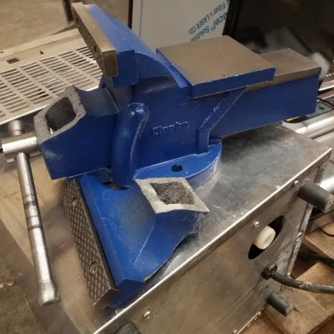 BOXED CLARKE CV125B 5" BENCH VICE (FIXED BASE)