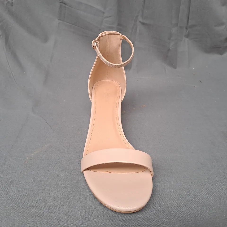 BOXED PAIR OF TRUFFLE COLLECTION WIDE FIT OPEN TOE BLOCK HEEL SANDALS IN NUDE SIZE 8