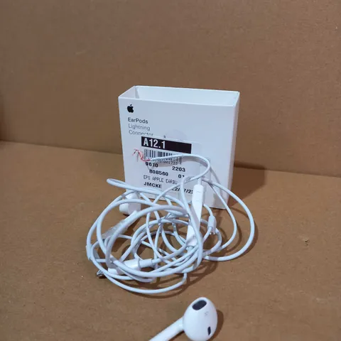 APPLE EARPODS WITH LIGHTENING CONNECTOR