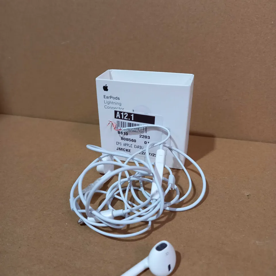 APPLE EARPODS WITH LIGHTENING CONNECTOR 