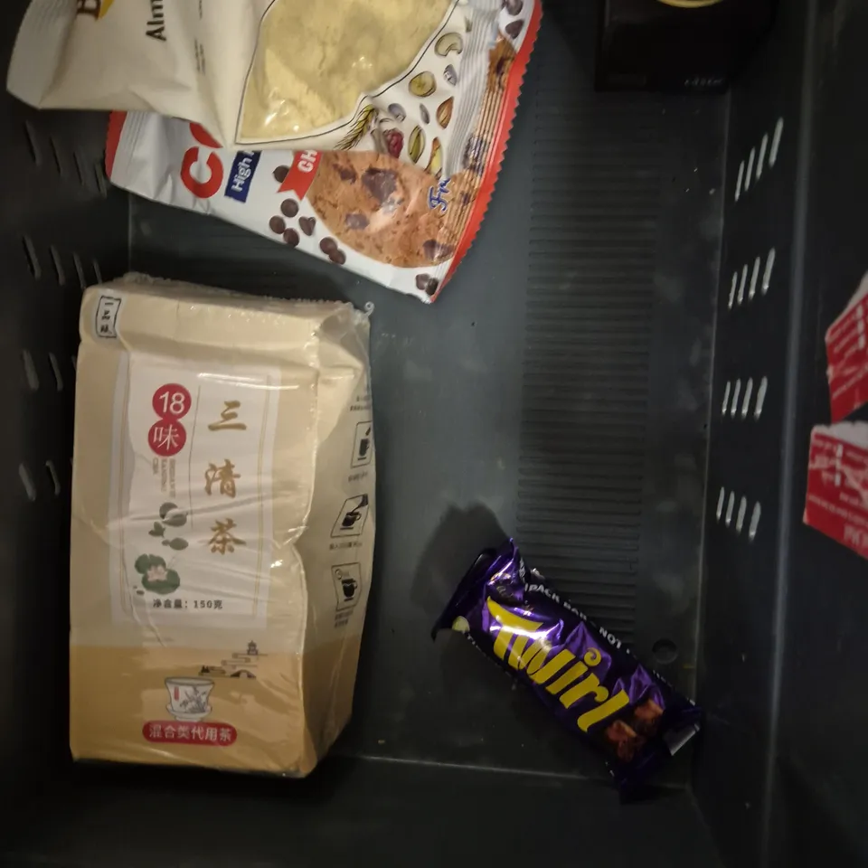 APPROXIMATELY 15 ASSORTED FOOD AND DRINK PRODUCTS TO INCLUDE - BIRD & BLEND MATCHA INFUSED EASTER EGG - SWEET N LOW ZERO CALORE SWEETNER - PACT COFFEE - ETC - COLLECTION ONLY