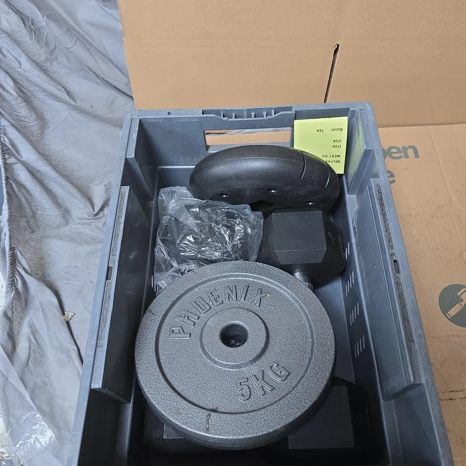 TOTE OF 4 ASSORTED WEIGHTS TO INCLUDE: PHOENIX 5KG METAL PLATE, 2.3KG PLASTIC PLATE AND PAIR OF 7.5KG DUMBELLS 
