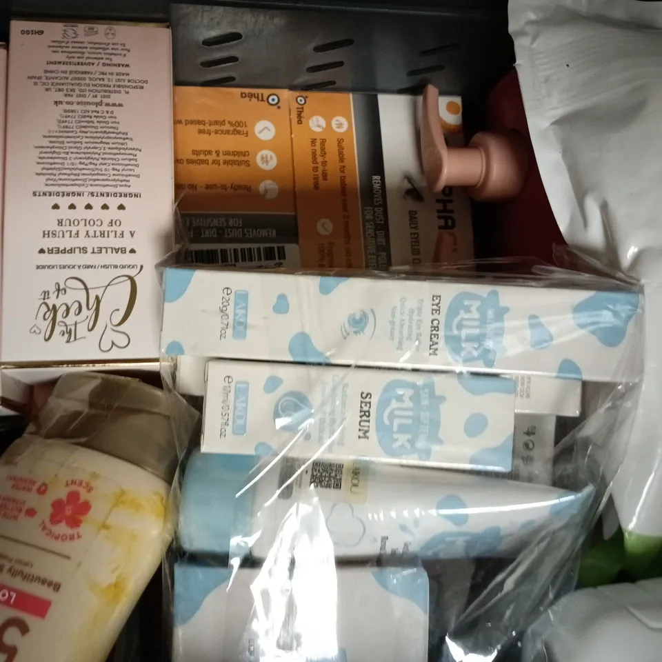 APPROXIMATELY 20 ASSORTED COSMETIC ITEMS TO INCLUDE LUVIE, VALENTTE, ETC - COLLECTION ONLY