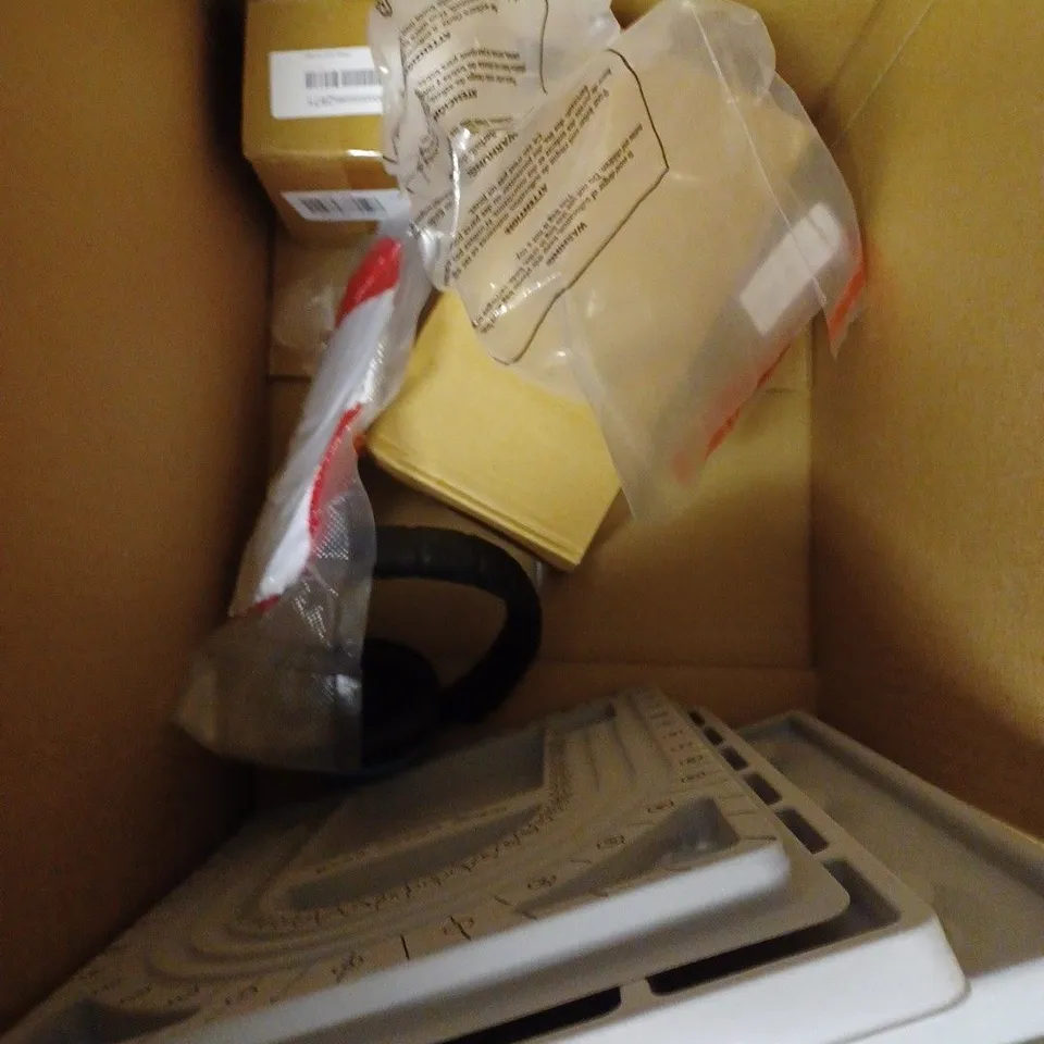 BOX OF APPROXIMATELY 10 ASSORTED HOUSEHOLD PRODUCTS TO INCLUDE GARDEN SPRAY GUN SET, CRIMPIT TOASTIE MAKER, GROOVE GAP CLEANING BRUSH ETC 