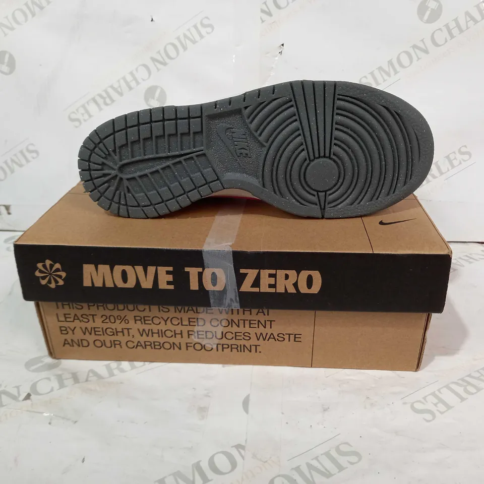 BOXED PAIR OF NIKE DUNK LOW TRAINERS IN WHITE/GREY/RED UK SIZE 3.5