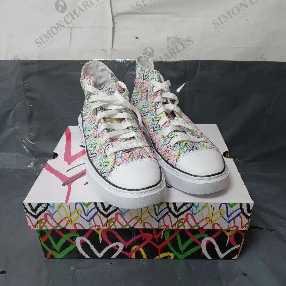 SKECHERS LADIES LACE UP PUMPS WHITE MULTI SIZE 9