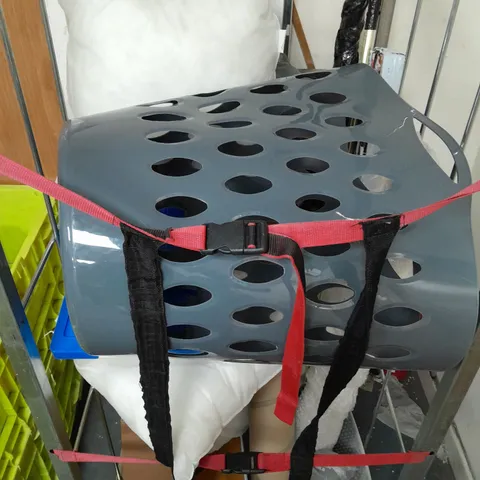 APPROXIMATELY 10 ASSORTED ITEMS TO INCLUDE LAUNDRY BASKET, PILLOWS, FURNITIRE PARTS, ETC - COLLECTION ONLY