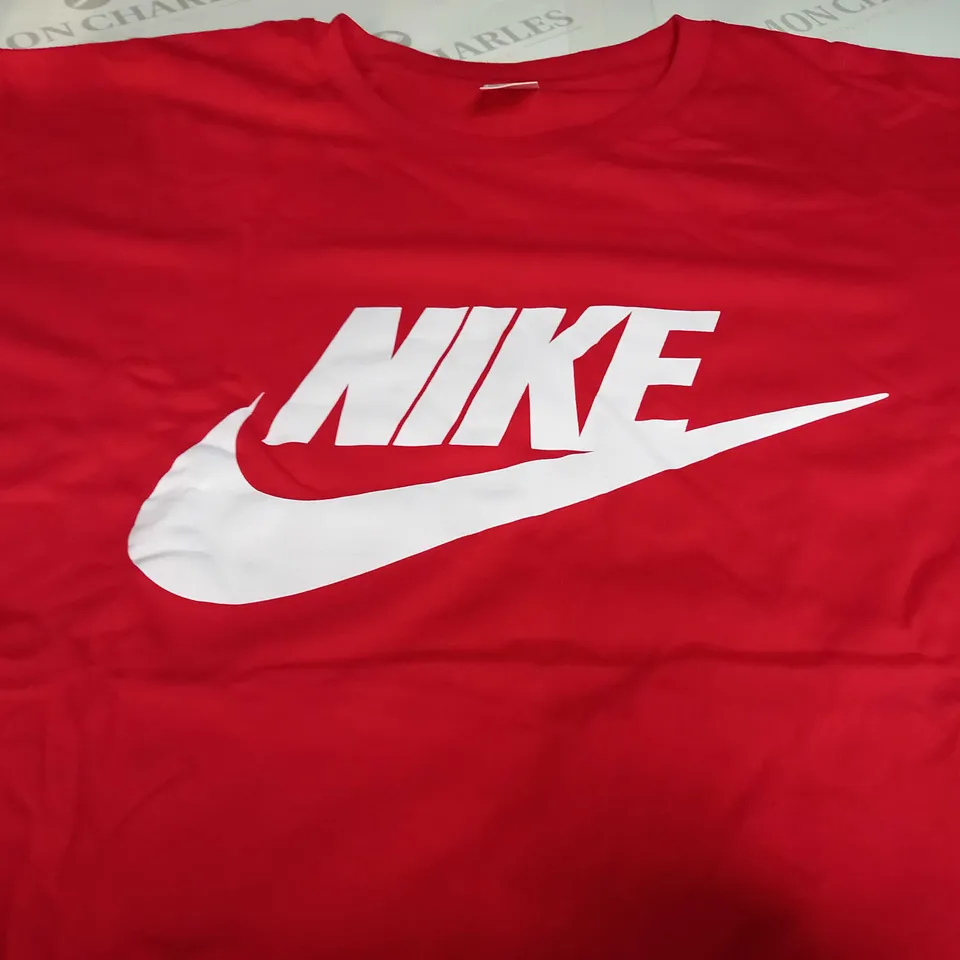NIKE LOGO ROUND NECK T-SHIRT IN RED - XL