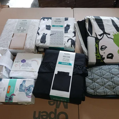 BOX OF APPROXIMATELY 12 ASSORTED BEDDING AND SOFT FURNISHING ITEMS TO INCLUDE - DUVET SETS, MATTRESS PROTECTOR, AND PILLOWCASES ETC.