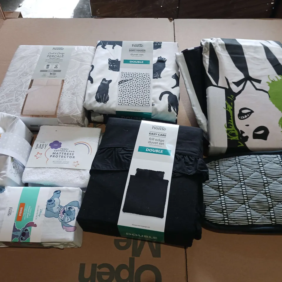 BOX OF APPROXIMATELY 12 ASSORTED BEDDING AND SOFT FURNISHING ITEMS TO INCLUDE - DUVET SETS, MATTRESS PROTECTOR, AND PILLOWCASES ETC. 