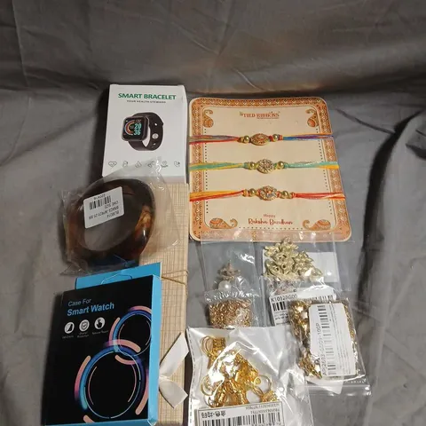 TOTE OF APPROX 15 ASSORTED WATCHES AND JEWELLERY TO INCLUDE – RAKSHA BANDHAN CARDS, BRACELETS, CHARMS, AND A SMARTWATCH CASE