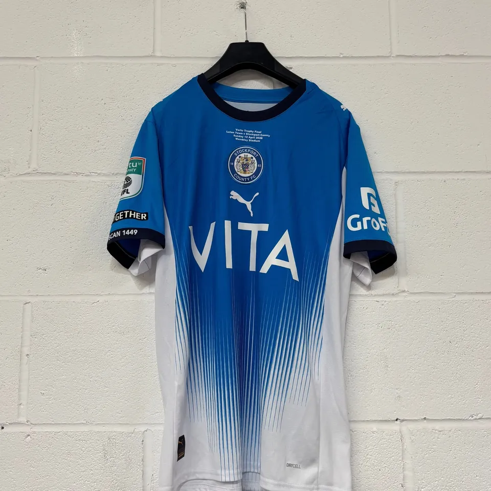 STOCKPORT COUNTY F.C VERTU TROPHY FINALS MATCH WORN HOME SHIRT IN BLUE/WHITE - EU M / LOUIE BARRY #20