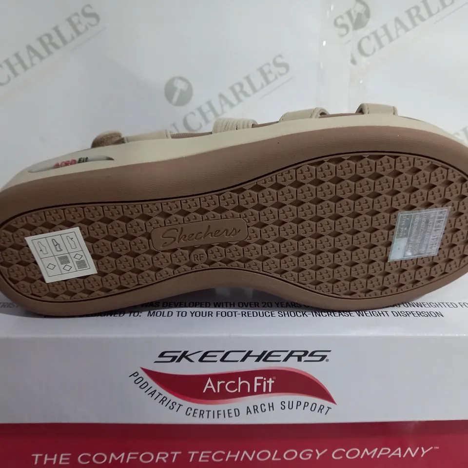 BOXED PAIR OF SKECHERS ARCHFIT HEELED OPEN TOE SANDALS - SIZE 6