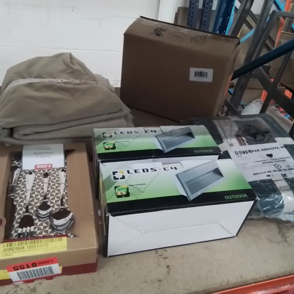 BOX OF 10 ASSORTED ITEMS TO INCLUDE: JUDGE CUTLERY SET, GREEN FABRIC THROW, SATIN GLASS DIFFUSER ETC
