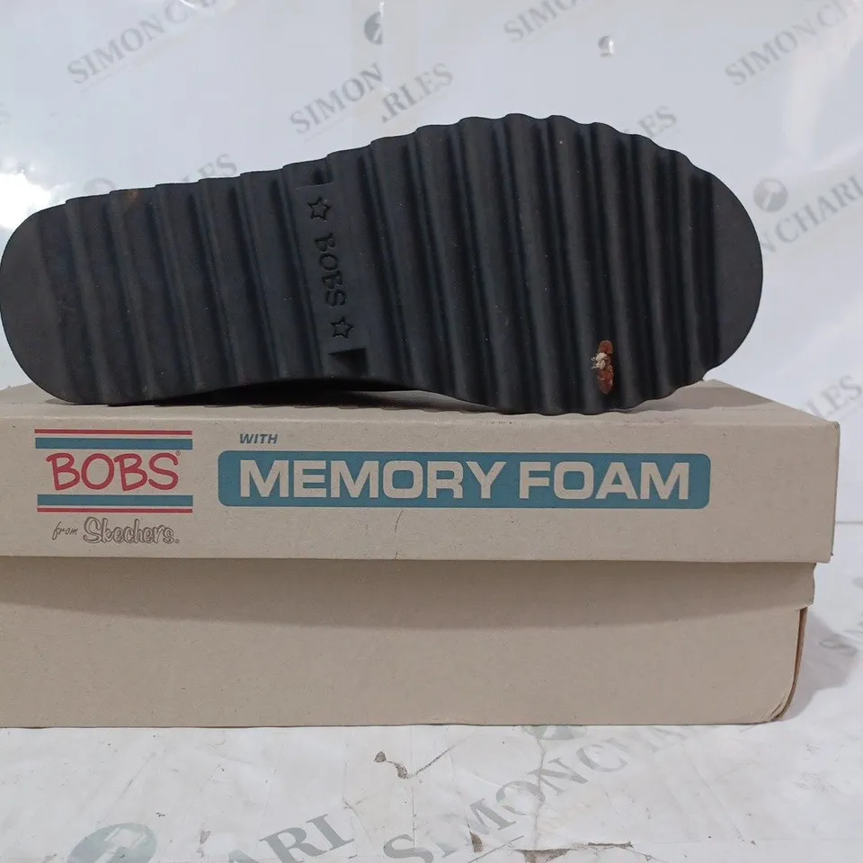 BOXED PAIR OF SKECHERS HIKING BOOTS IN BLACK SIZE 7
