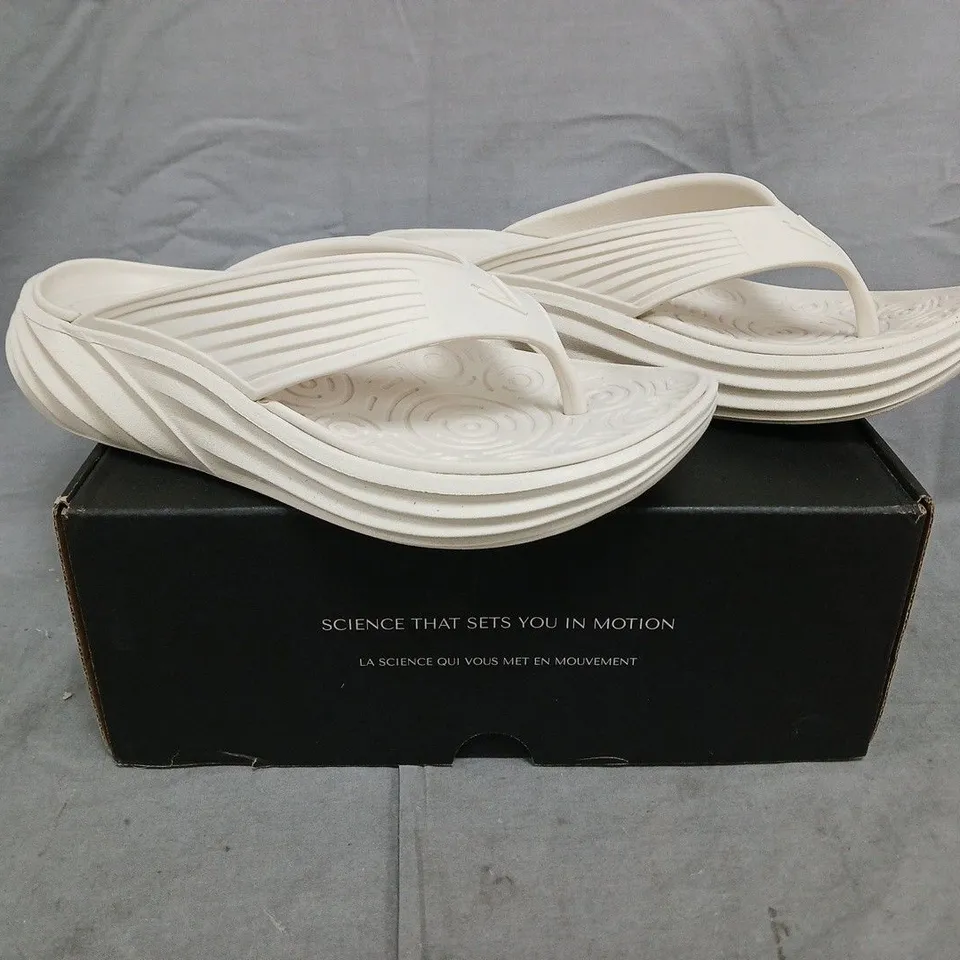 BOXED PAIR OF VIONIC MONSTER TIDE TOE-POST SANDALS IN CREAM SIZE 6