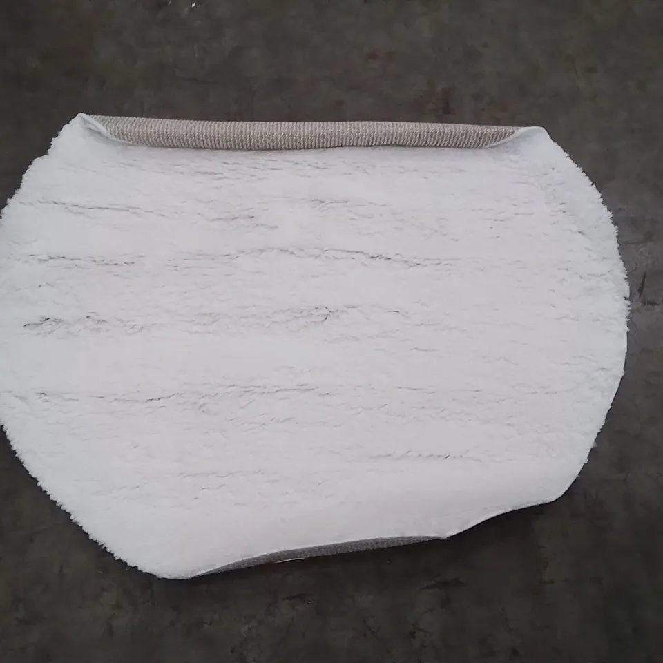 MONTELONGO SOLID COLOUR AREA RUG 120X120CM