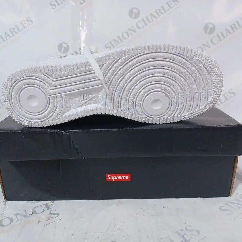 BOXED PAIR OF SUPREME/NIKE AIR FORCE 1 SHOES IN WHITE UK SIZE 6