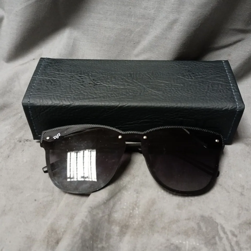 BOXED OJO SQUARE WITH CARBON FIBER AND BLACK POLARISED LENSES