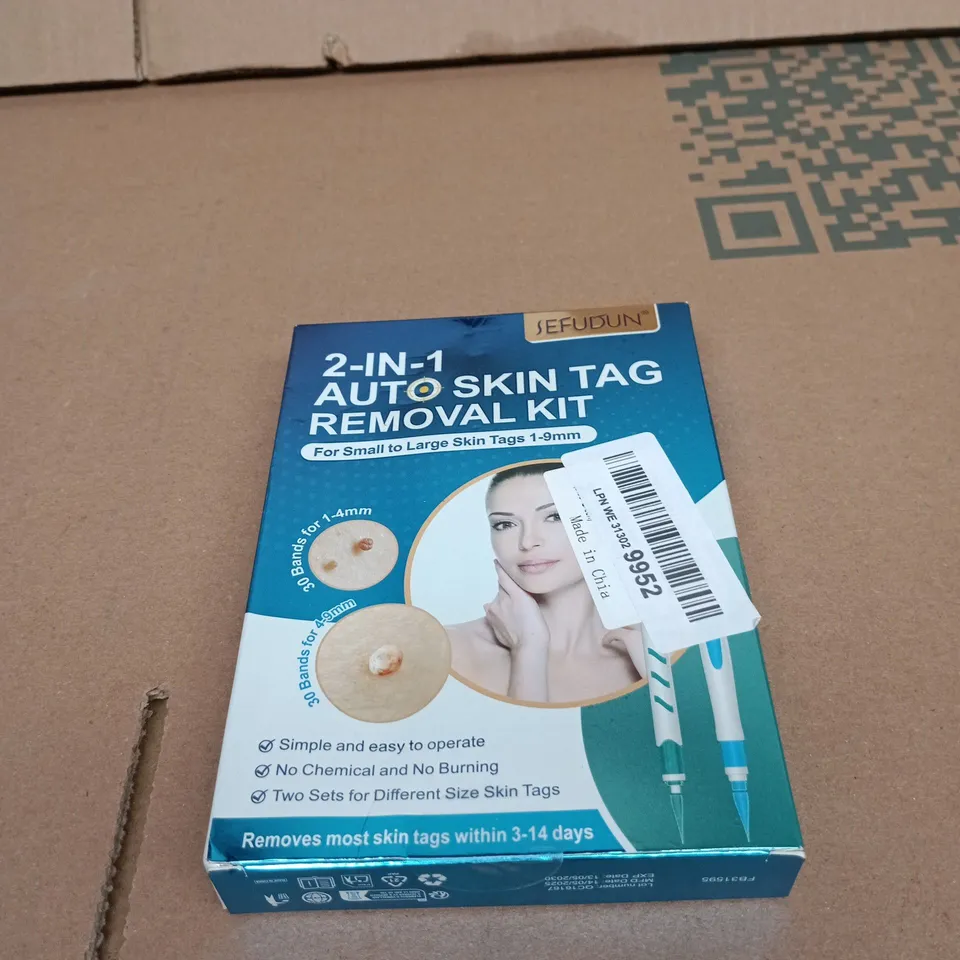 TOTE OF APPROXIMATELY 10 ASSORTED ITEMS INCLUDING AYDMED THYROID STIMULATING HORMONE TEST, SEFUDUN AUTO SKIN TAG REMOVAL KIT AND COMPEED