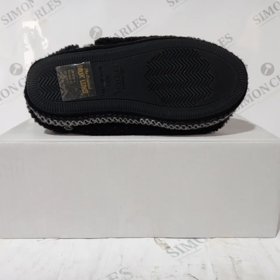 BOXED PAIR OF MUK LUKS FREJA BLACK SLIPPERS - SIZE 5