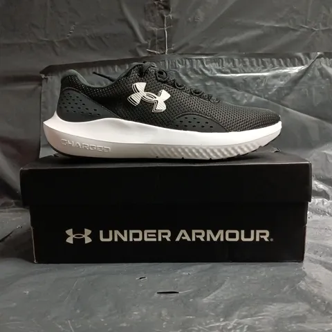 BOXED PAIR OF UNDER ARMOUR CHARGED SURGE TRAINERS IN BLACK SIZE UK 8