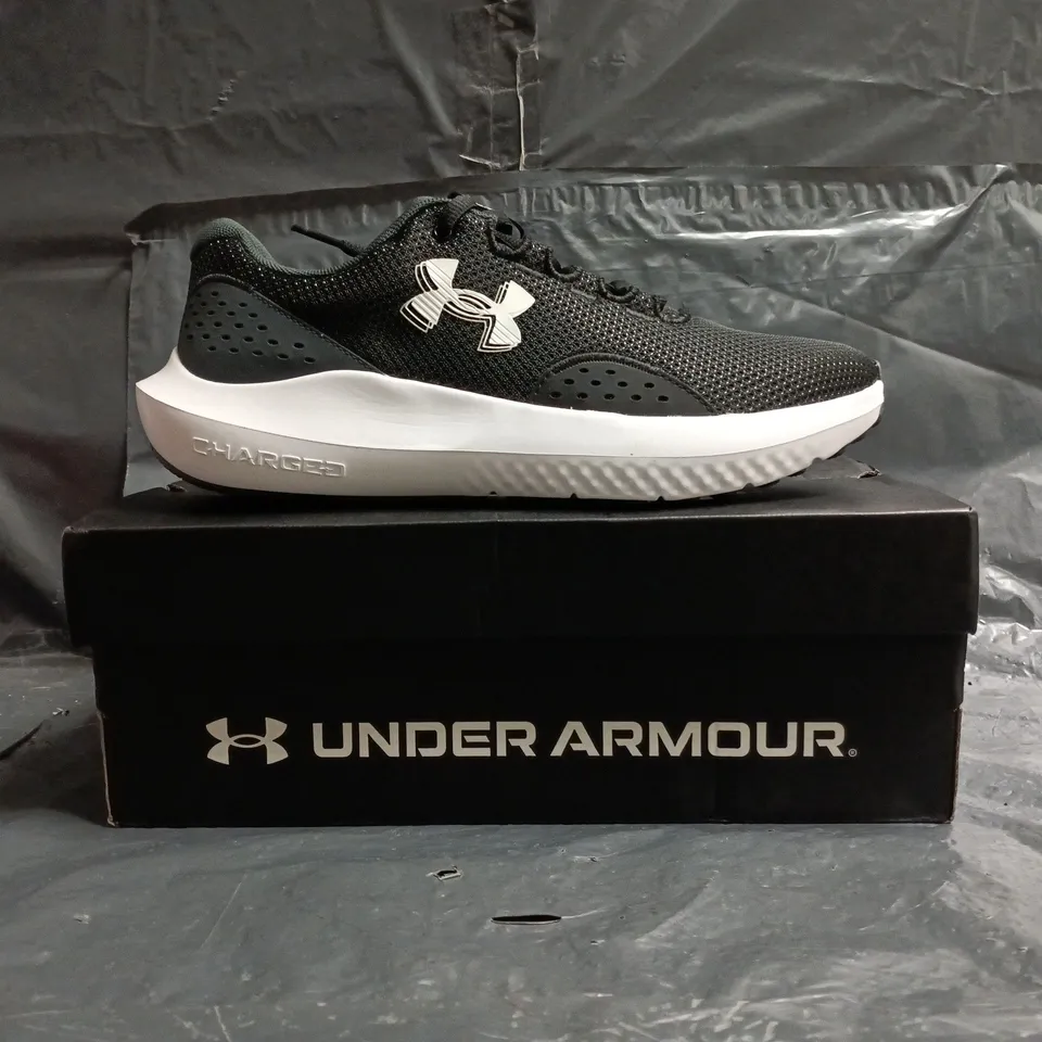 BOXED PAIR OF UNDER ARMOUR CHARGED SURGE TRAINERS IN BLACK SIZE UK 8